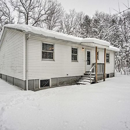 Wooded Twin Lakes Retreat 13 Mi To Lake Michigan! Екстериор снимка